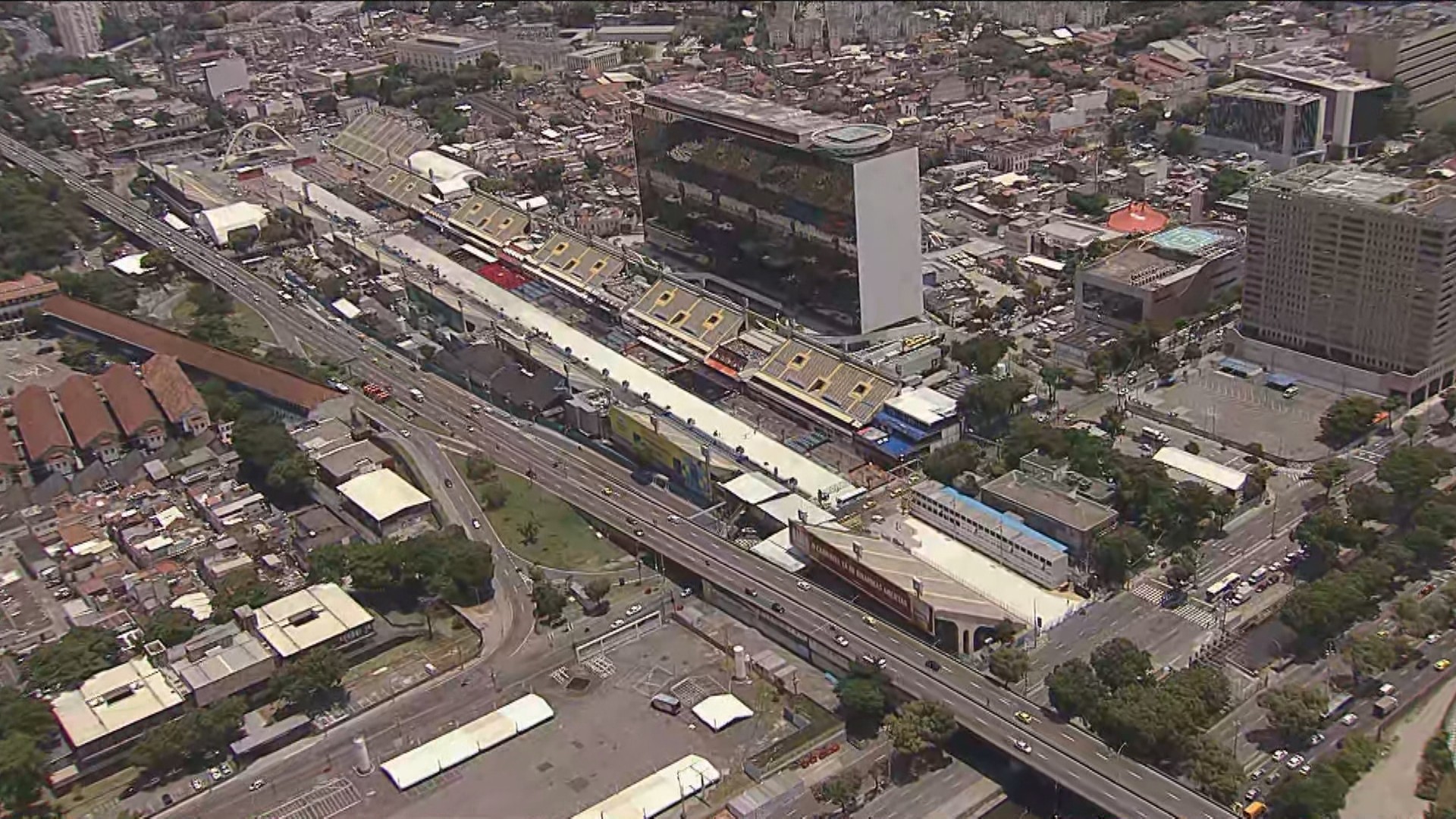 Sapucaí recebe retoques na véspera do início dos ensaios técnicos do Grupo Especial