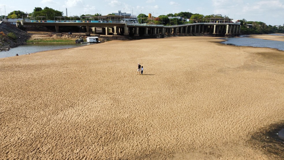 Orla Taumanã, em meio à seca do rio Branco, em março de 2024, em Boa Vista — Foto: Ronny Alcântara/Rede Amazônica