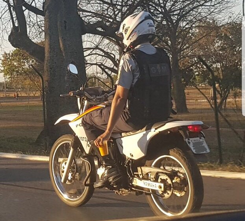 Piloto com adesivo da Rocam na moto é flagrado dando empinadas