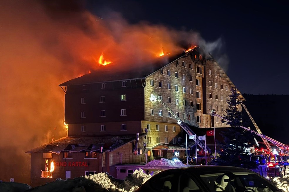 Bombeiros trabalham para extinguir um incêndio em um hotel na estação de esqui de Kartalkaya, na província de Bolu, no noroeste da Turquia, terça-feira, 21 de janeiro de 2025 — Foto: IHA via AP