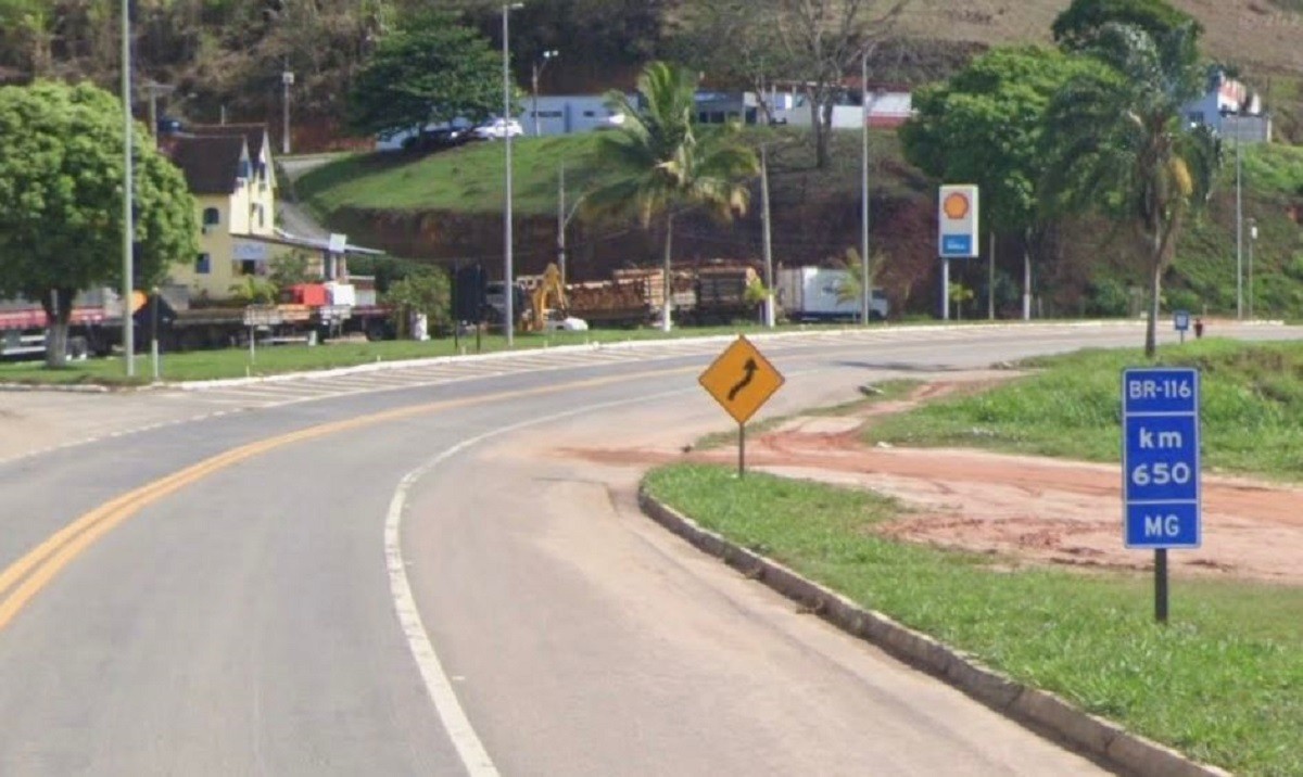 Motociclista bate em carro, cai na pista e é atropelada por carreta na BR-116