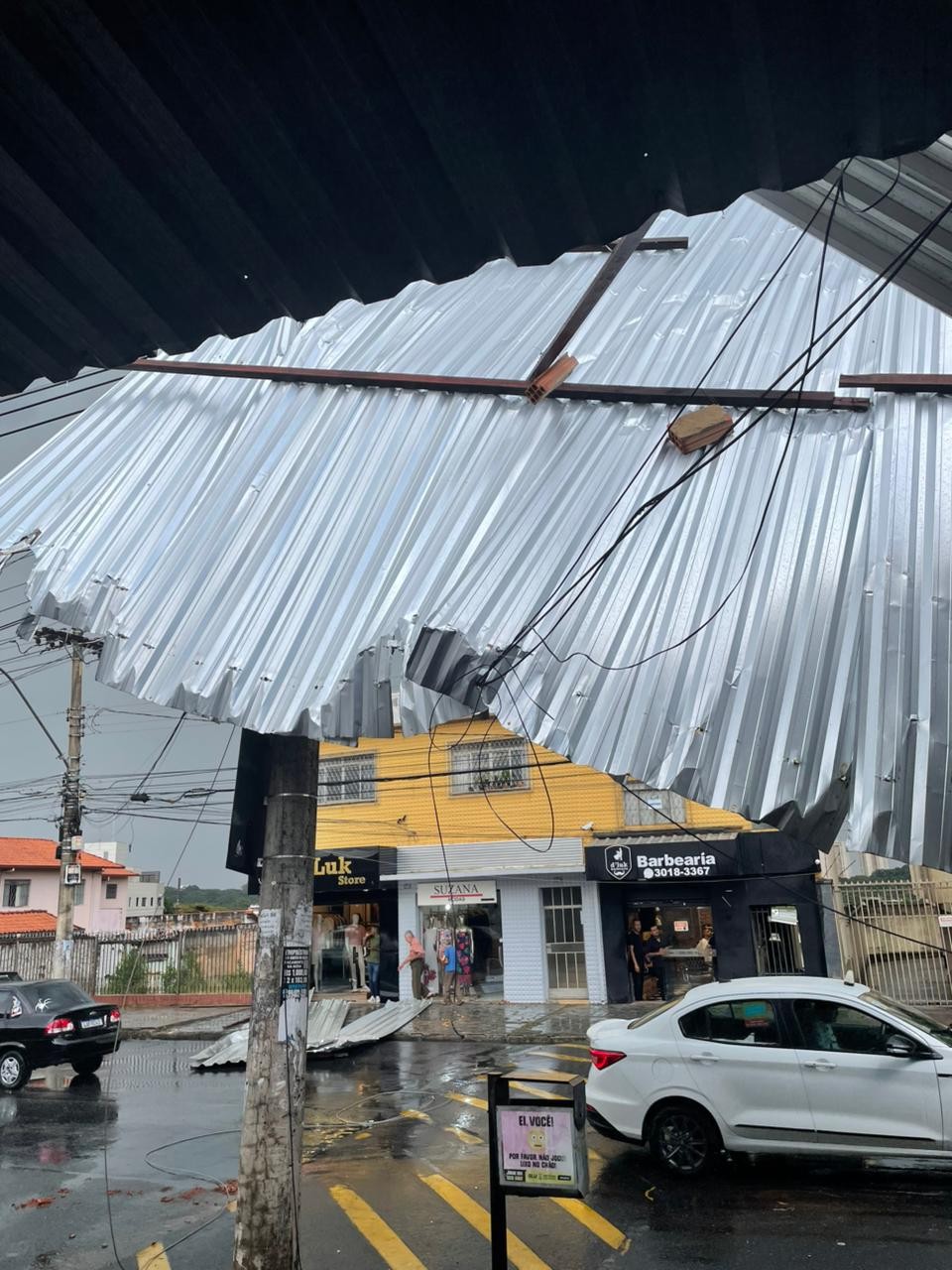 Telhados 'voam' durante vendaval em Belo Horizonte; veja fotos