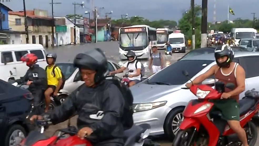 Chuva forte alaga trecho da BR-222 e trânsito fica caótico — Foto: TV Verdes Mares/Reprodução