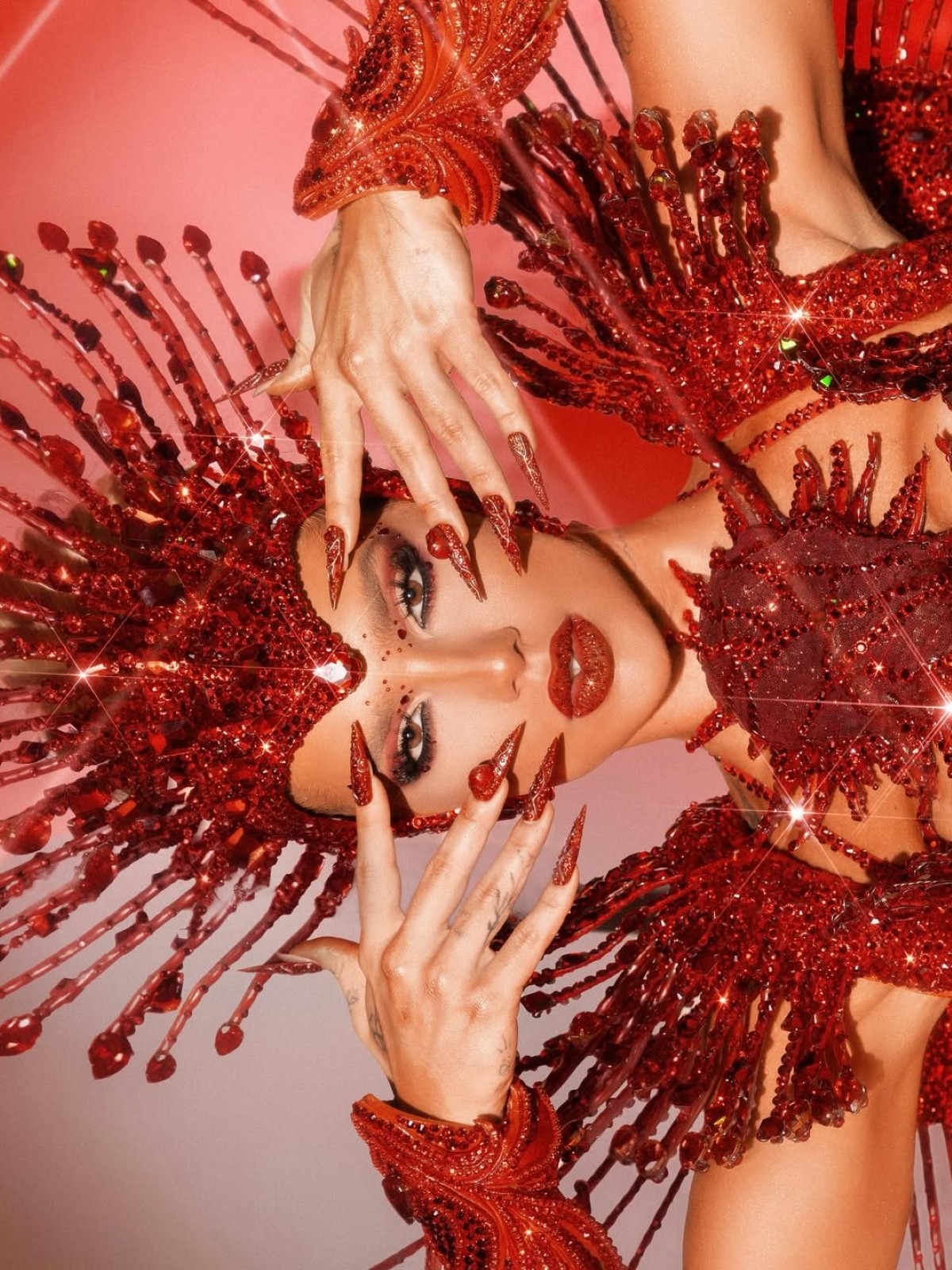 Perrengue com tapa-sexo, homenagem a Vini Jr. e fantasia tecnológica: Virginia faz live antes de desfile