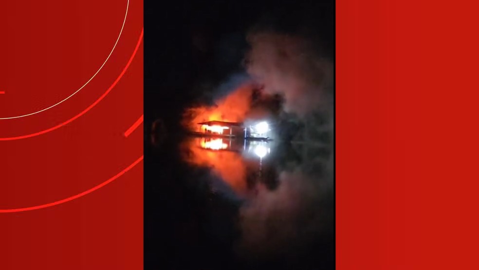 Incêndio de grandes proporções destrói flutuante na bacia do Tarumã-Açu, em Manaus; VÍDEO