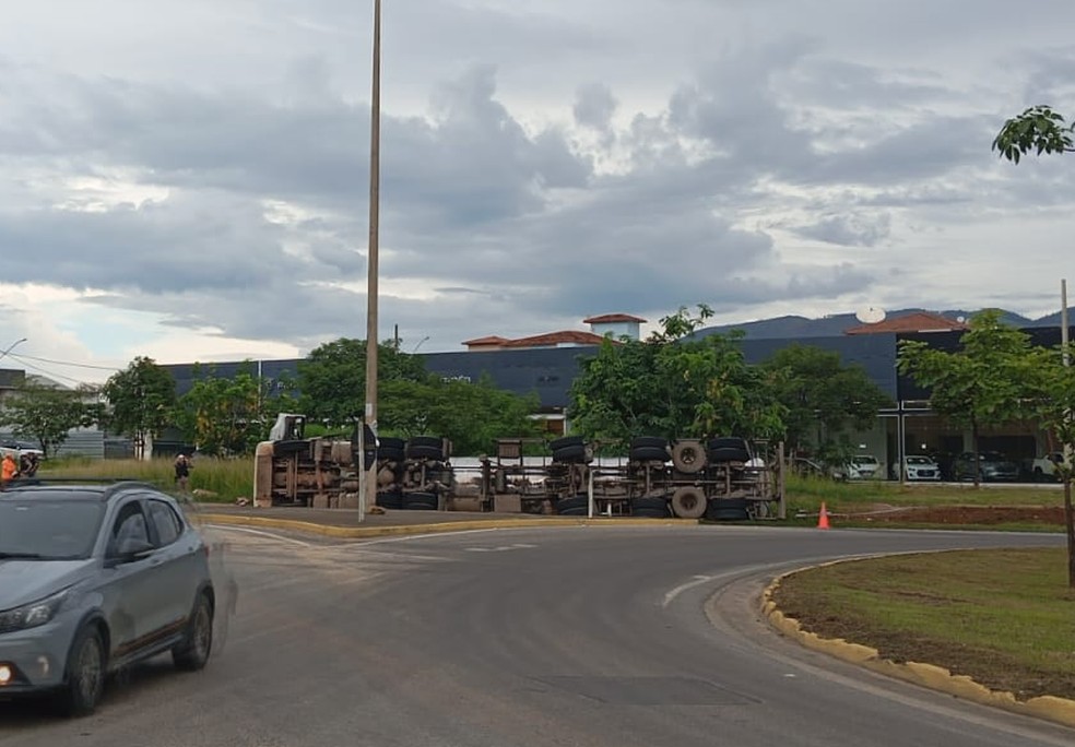 Caminhão tomba em Governador Valadares com 34 mil litros de leite