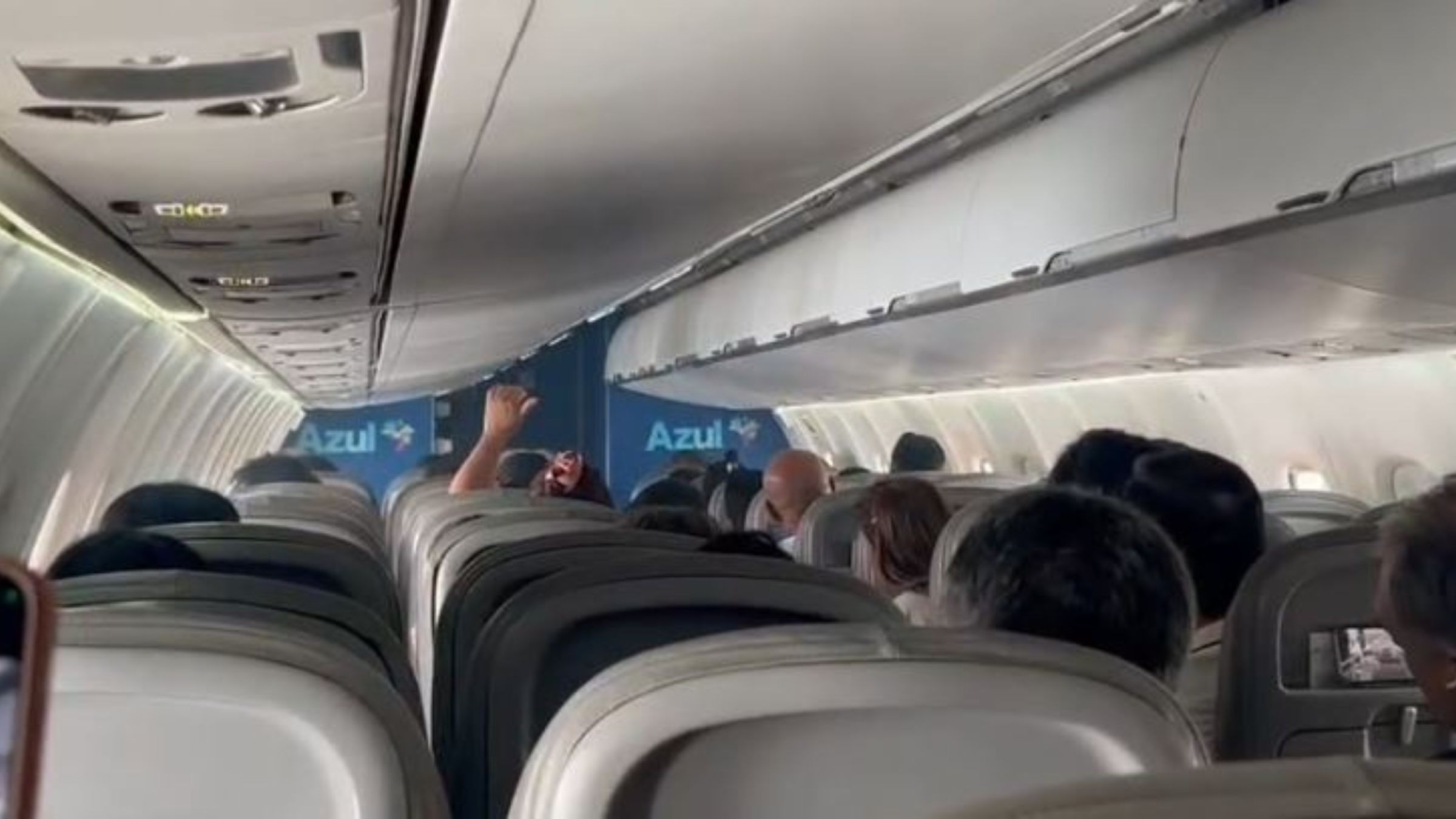 VÍDEO: Avião da Azul retorna a Confins após falha no ar-condicionado: 'Ar saindo muito quente', anuncia piloto