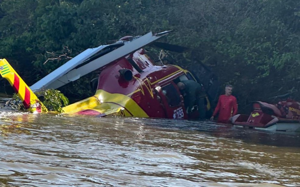 Helicóptero dos bombeiros faz pouso forçado no Rio Araguaia, em Goiás — Foto: Divulgação/Corpo de Bombeiros