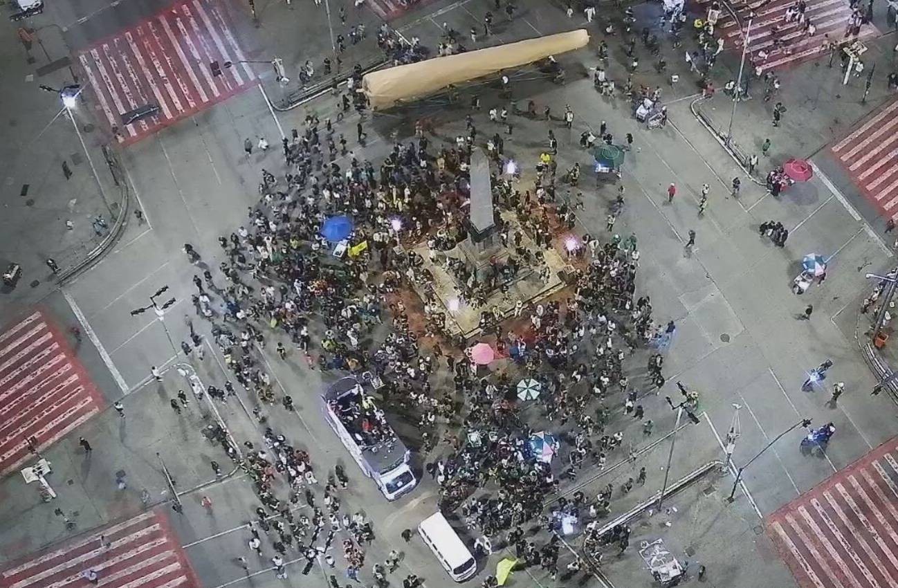 Marcha da Maconha fecha vias do Centro de BH com 'cigarro gigante' e crítica a projeto que prevê multa a usuários