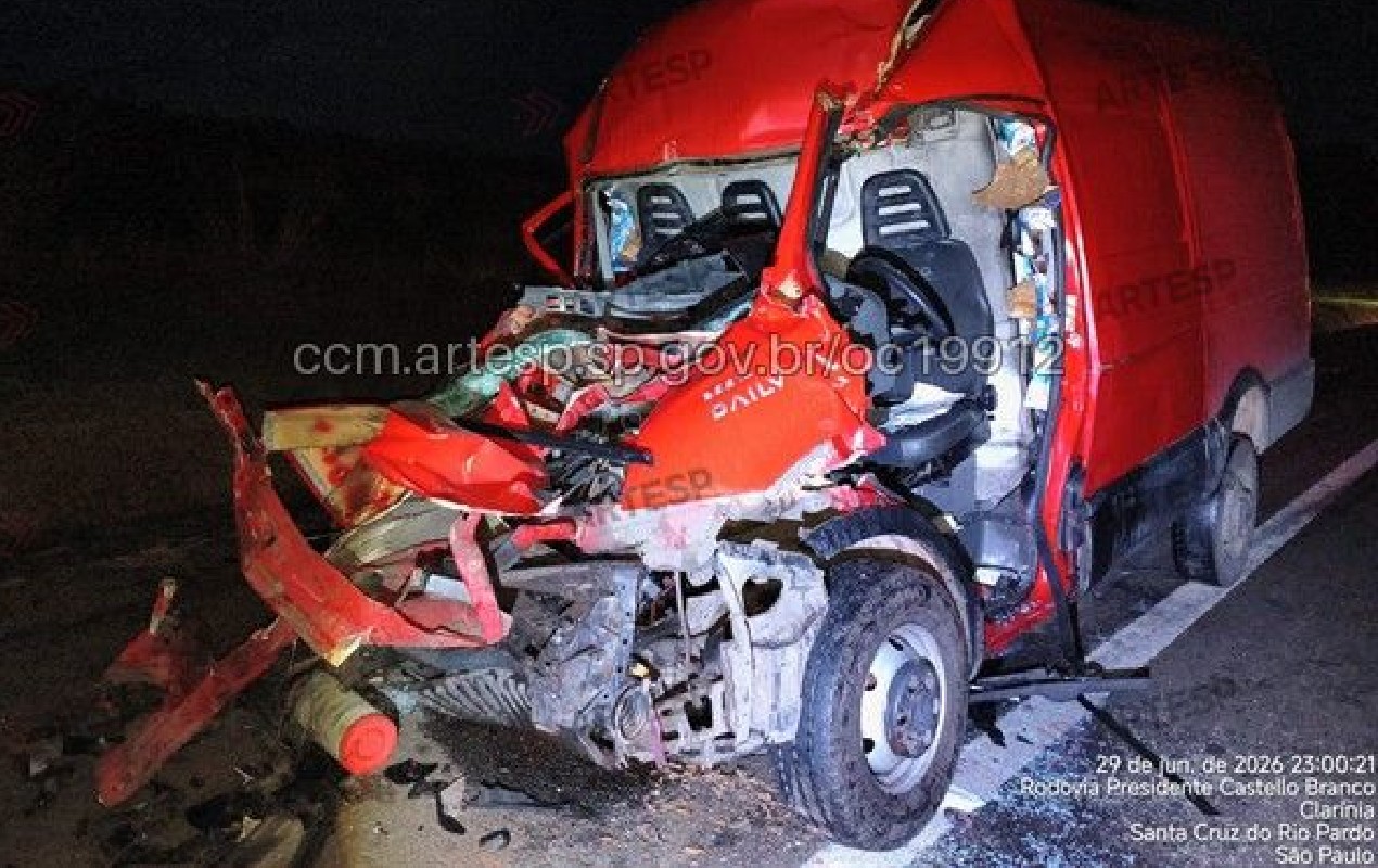 Motorista de van carregada com caixas de leite morre após bater na traseira de caminhão na Castello Branco