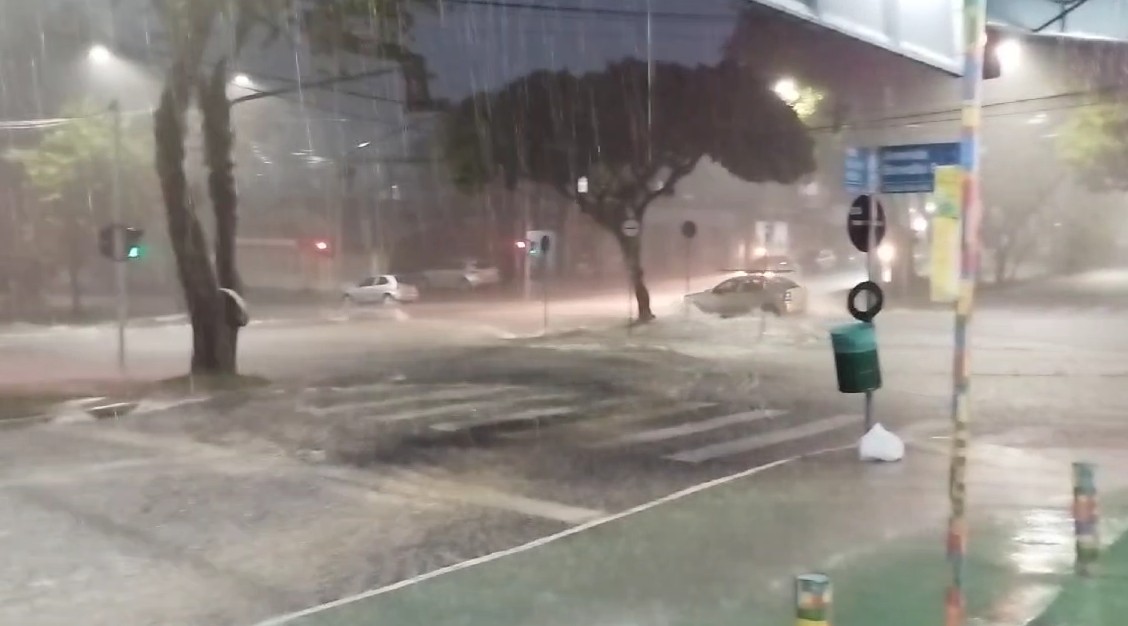 VÍDEO: chuva forte provoca alagamentos em São José dos Campos; cidade entra em alerta