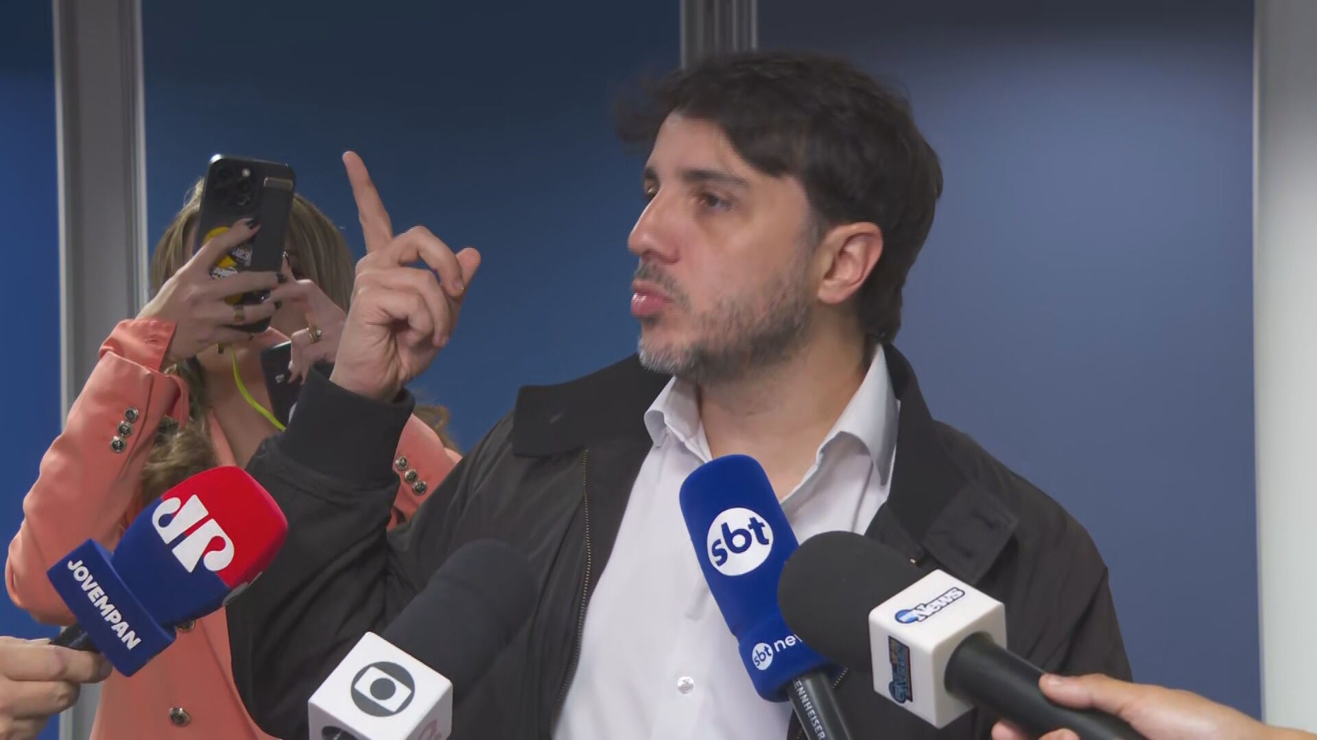 Renan Santos defende fim da autonomia nas universidades e critica gestão das instituições públicas