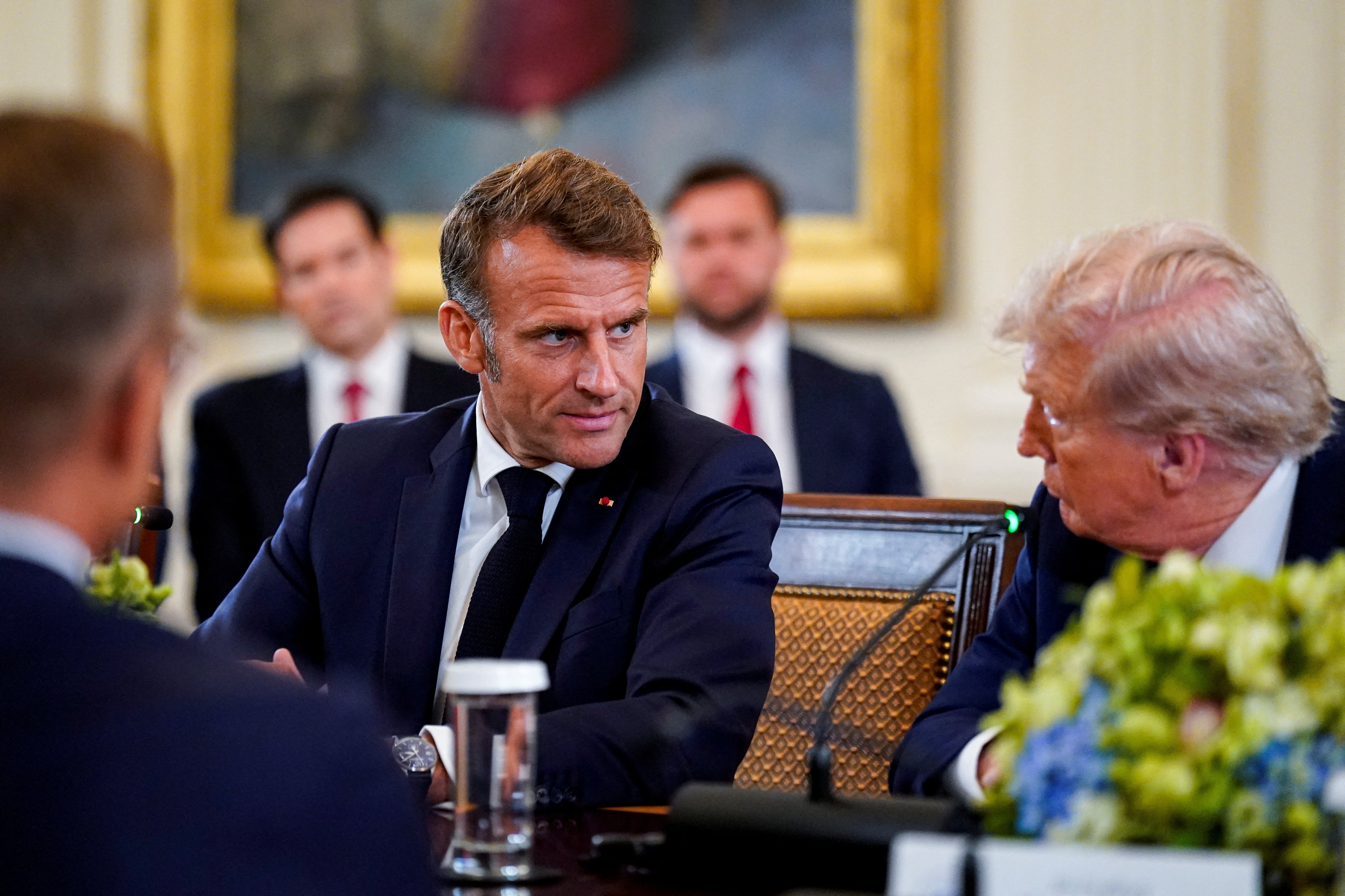 'Traído' por microfone, Trump é flagrado cochichando para Macron: Putin 'quer fazer um acordo por mim'; VÍDEO