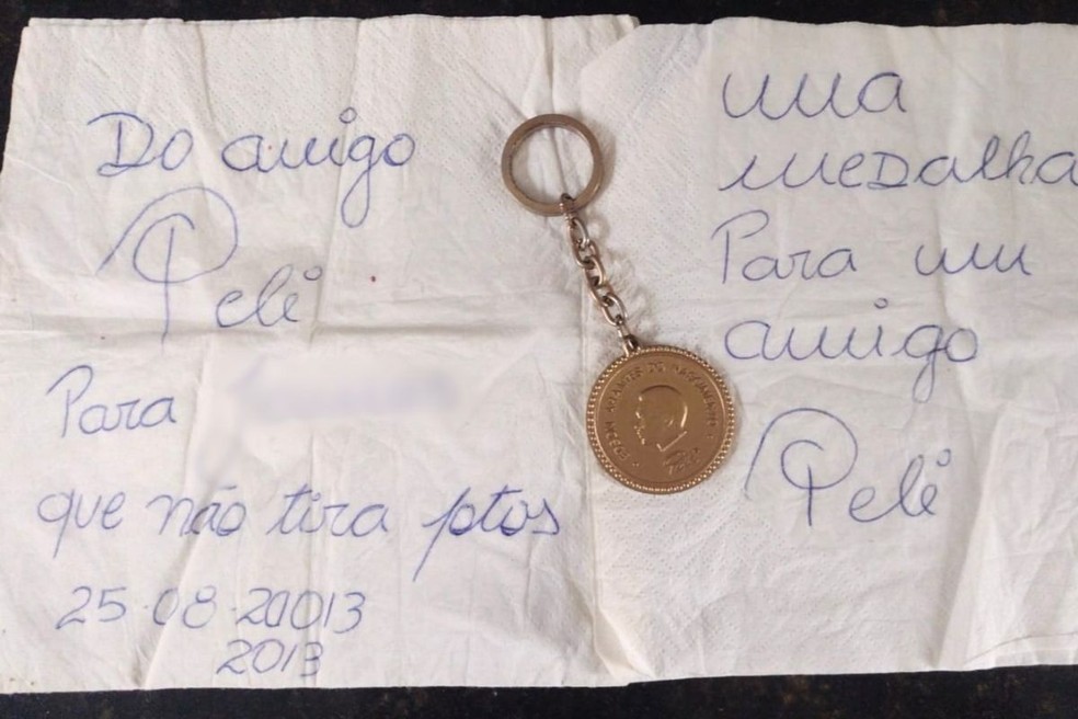 Homem quer vender 'presentes' de Pelé para comprar casa — Foto: Arquivo Pessoal