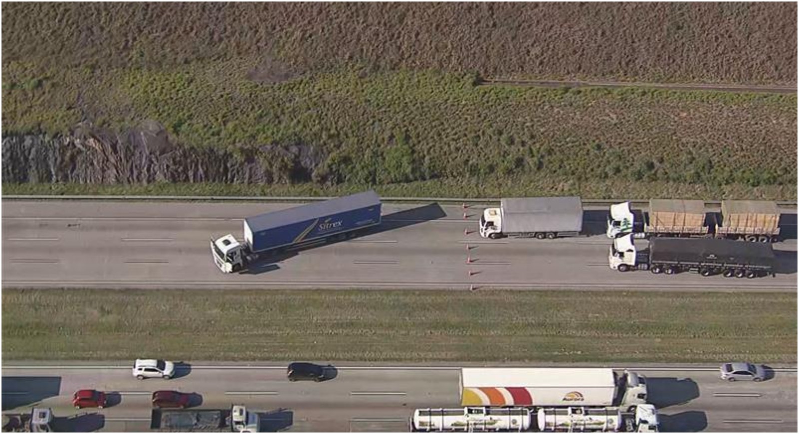 Motorista de carreta deixa veículo atravessado no Rodoanel em Itapecerica, na Grande SP 