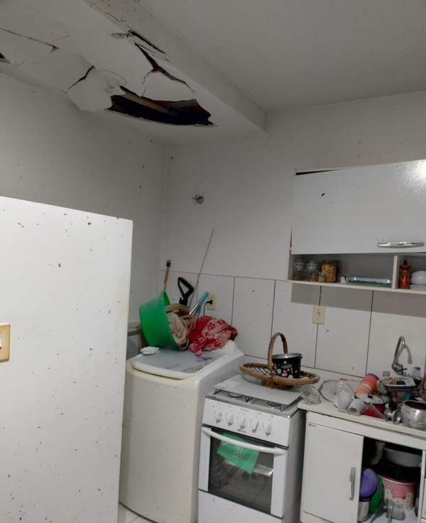 Apartamento danificado ap&oacute;s explos&atilde;o &mdash; Foto: Reprodu&ccedil;&atilde;o/RPC