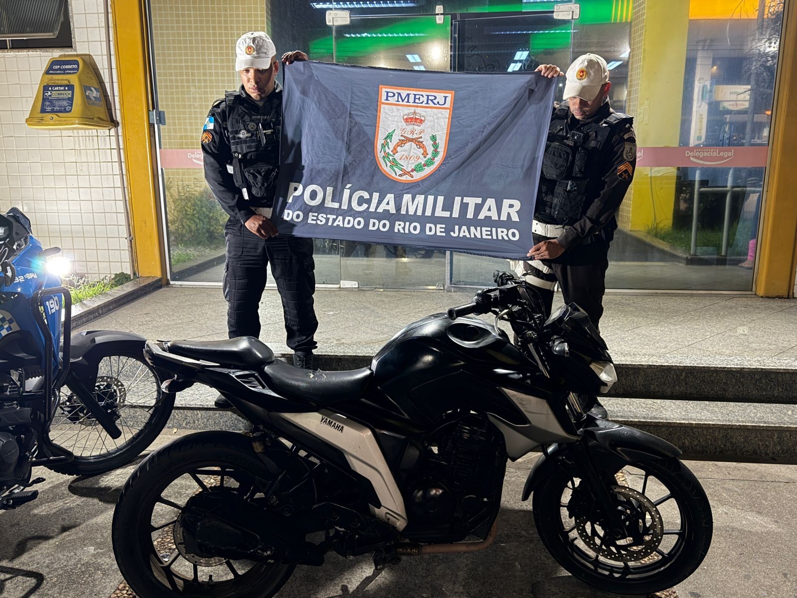 Homem é preso com moto clonada e droga após tentar fugir de abordagem em Macaé