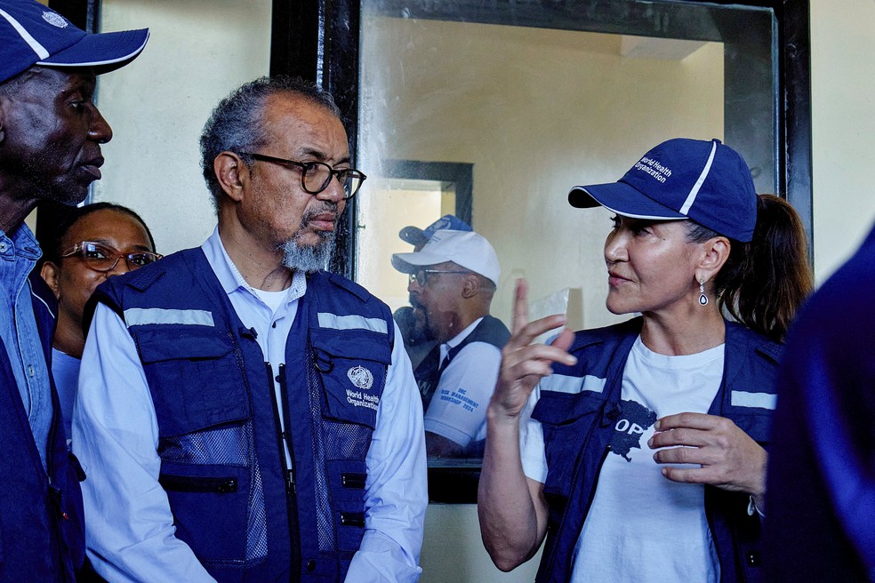 Diretor-geral da OMS, Tedros Adhanom Ghebreyesus, se reúne com autoridades de saúde no Centro Médico Evangélico, uma das instalações na linha de frente da resposta ao surto de Ebola na província de Ituri, na República Democrática do Congo. — Foto: Gradel Muyisa Mumbere/Reuters