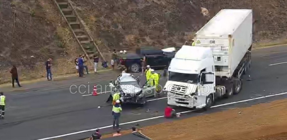 Acidente com carreta e outros 5 veículos deixa 4 feridos em Rio Claro — Foto: Artesp