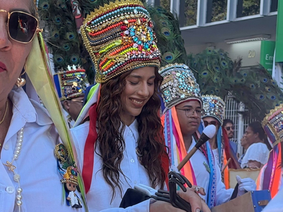 Marina Sena participa do cortejo de São Benedito e é coroada catopê nas Festas de Agosto em Montes Claros