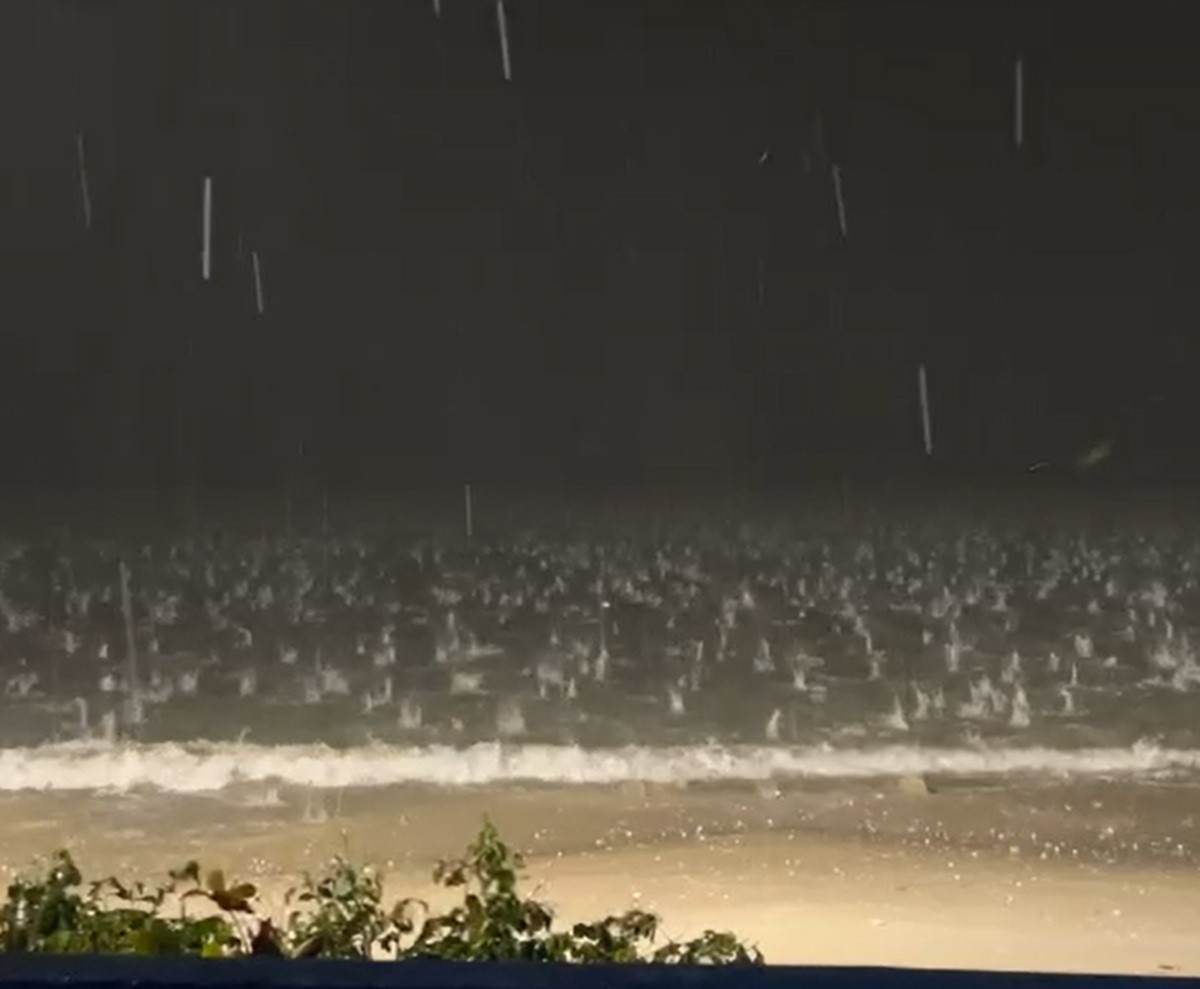 VÍDEO mostra mar 'fervilhando' com queda de granizo em Florianópolis; 5 cidades de SC decretam emergência