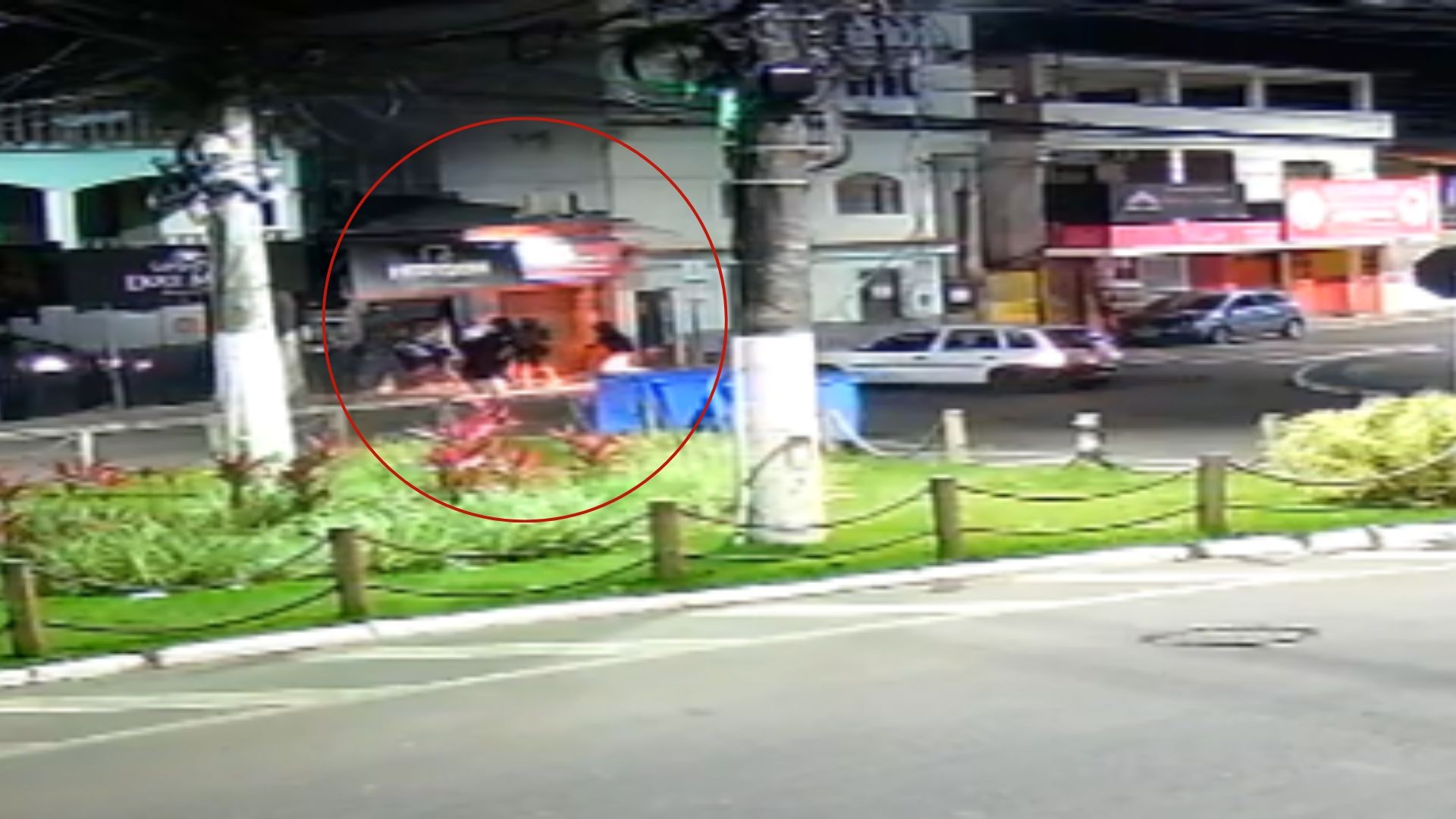 VÍDEO: adolescentes usam carro roubado para arrombar loja e levar de perfumes a celulares no ES