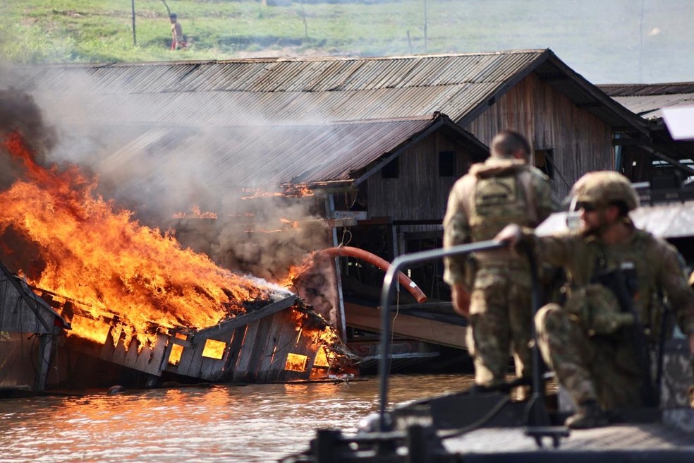 Dragas destruídas no 2° dia da operação Boiúna contra o garimpo ilegal no sul do Amazonas — Foto: Divulgação/PF