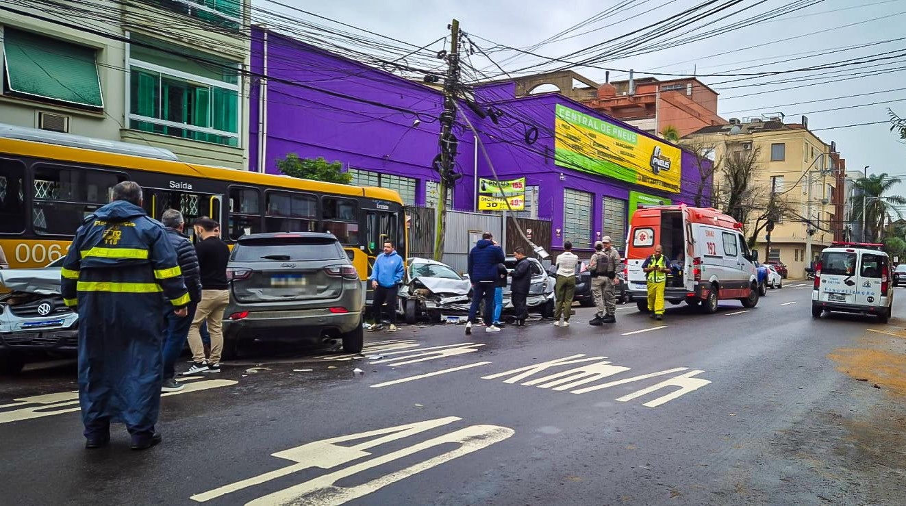 Ônibus bate em nove veículos estacionados em Porto Alegre após motorista ter mal súbito, diz EPTC