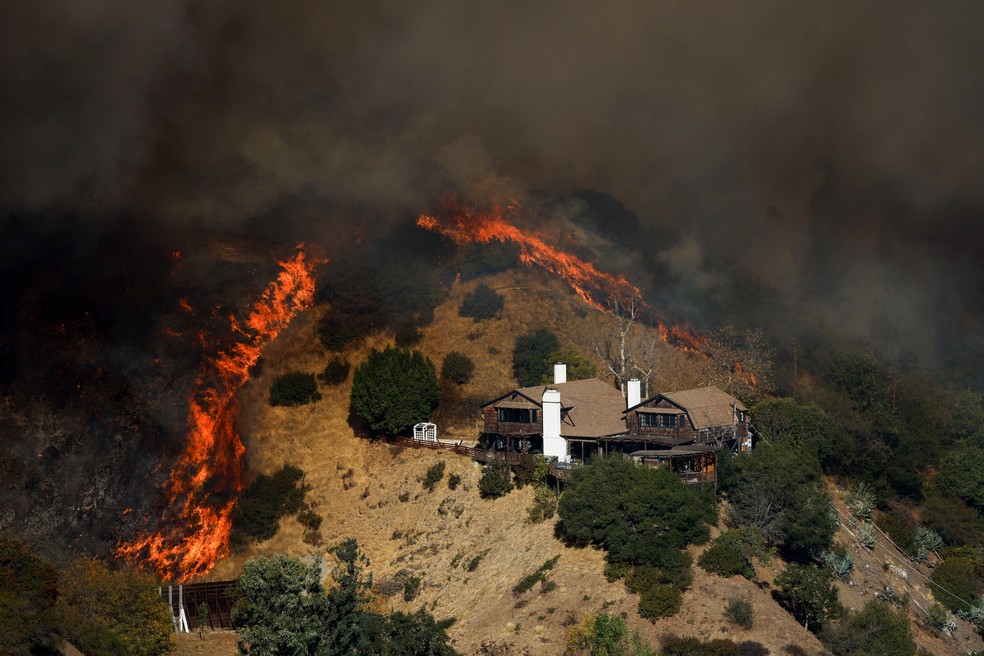 Fumaça e fogo saem do incêndio em Los Angeles, EUA, em 11 de janeiro de 2025. — Foto: REUTERS/Shannon Stapleton