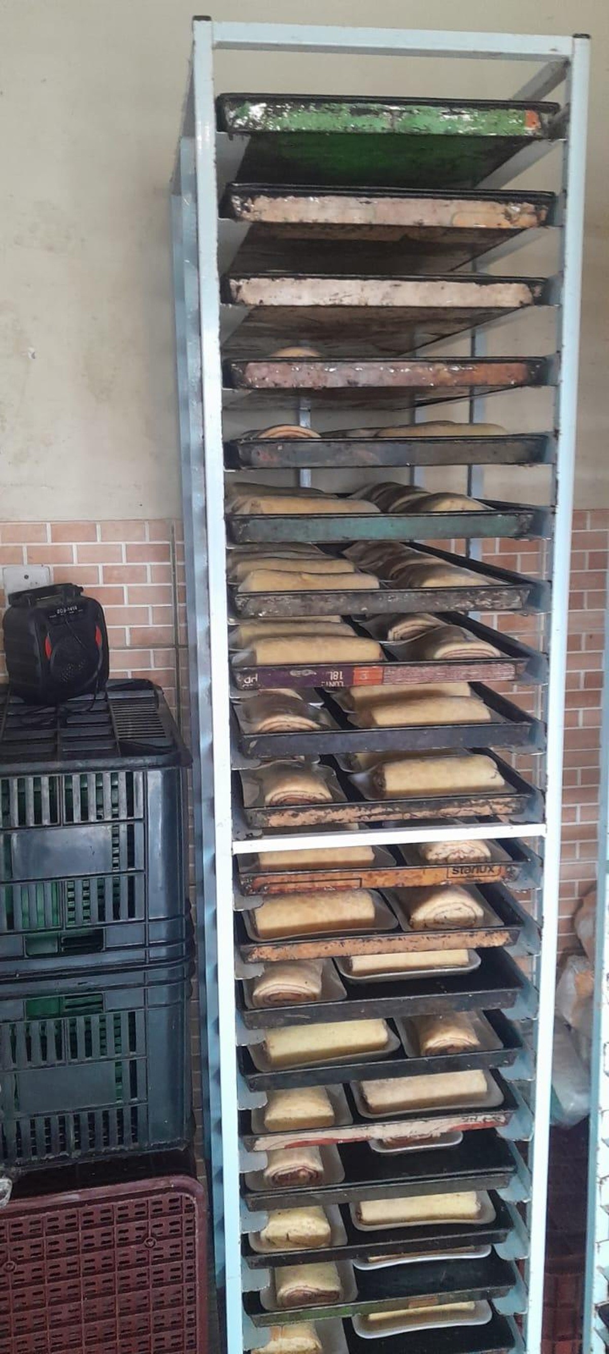 Fábrica de bolos é interditada por falta de higiene e irregularidades em Maceió