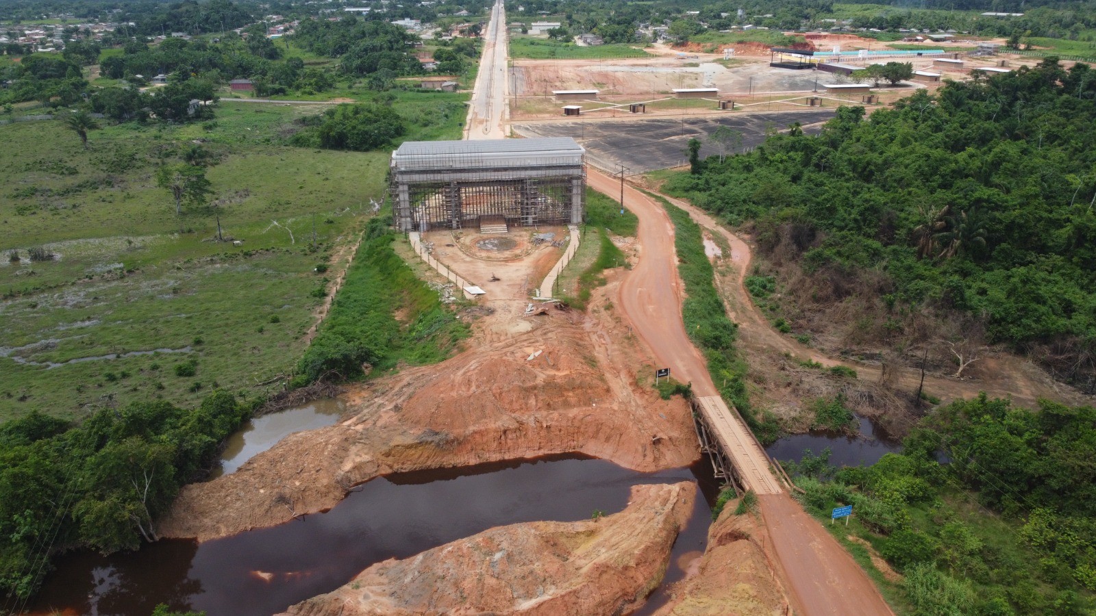Construção milionária de portal na entrada de São Luiz acumula atrasos e desvio em ponte improvisada preocupa motoristas
