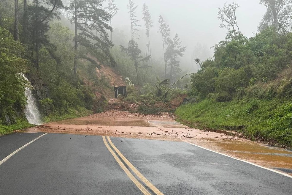 Rodovias ficaram bloqueadas no Paraná — Foto: Divulgação