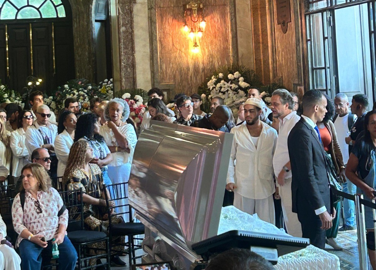 Ivete Sangalo e outros amigos baianos se despedem de Preta Gil no Rio de Janeiro