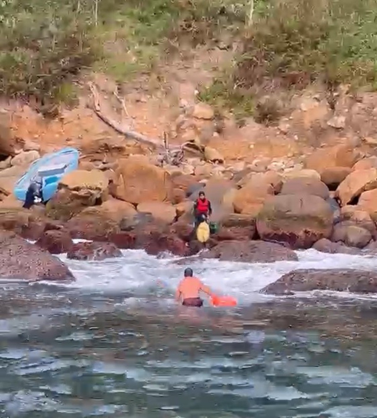 Mergulhador passa noite ilhado após ventania em Angra dos Reis