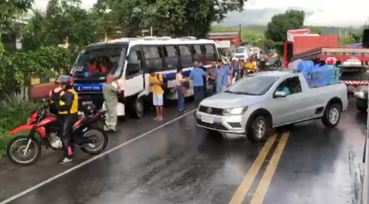 Colisão entre carreta e van deixa o trânsito lento na BR-316, em Satuba