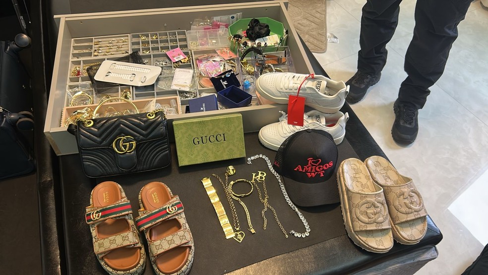 Na casa do investigado foram encontrados diversos artigos de luxo — Foto: Polícia Civil de Mato Grosso