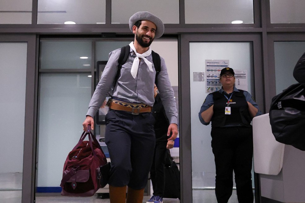 Matteus, vice-campeão do BBB, com pilcha gaúcha no aerporto de Porto Alegre — Foto: Maxi Franzoi/Especial