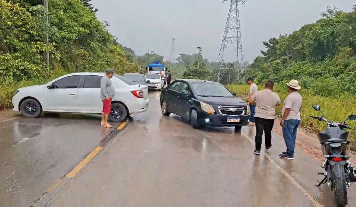 Buracos e acidentes motivam protesto de vereadores e motoristas na rodovia AM-363
