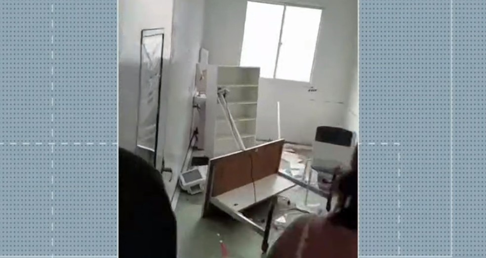 Imagem mostra destruição deixada por suspeito em sala da UPA de Cidade da Esperança, em Natal — Foto: Inter TV Cabugi/Reprodução