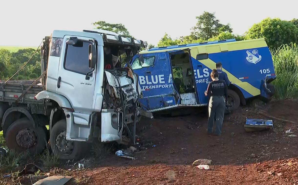 Socorrido em estado grave após acidente com carro-forte, motorista  tem foto da família na pintura do caminhão