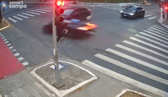 Vídeo mostra momento em que Porsche com Gato Preto e Bia Miranda passa no sinal vermelho e bate em outro carro