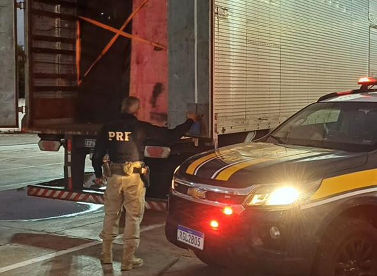 Avaliada em R$ 15 milhões, carga com armas de gel e tênis falsificados é apreendida no RN 