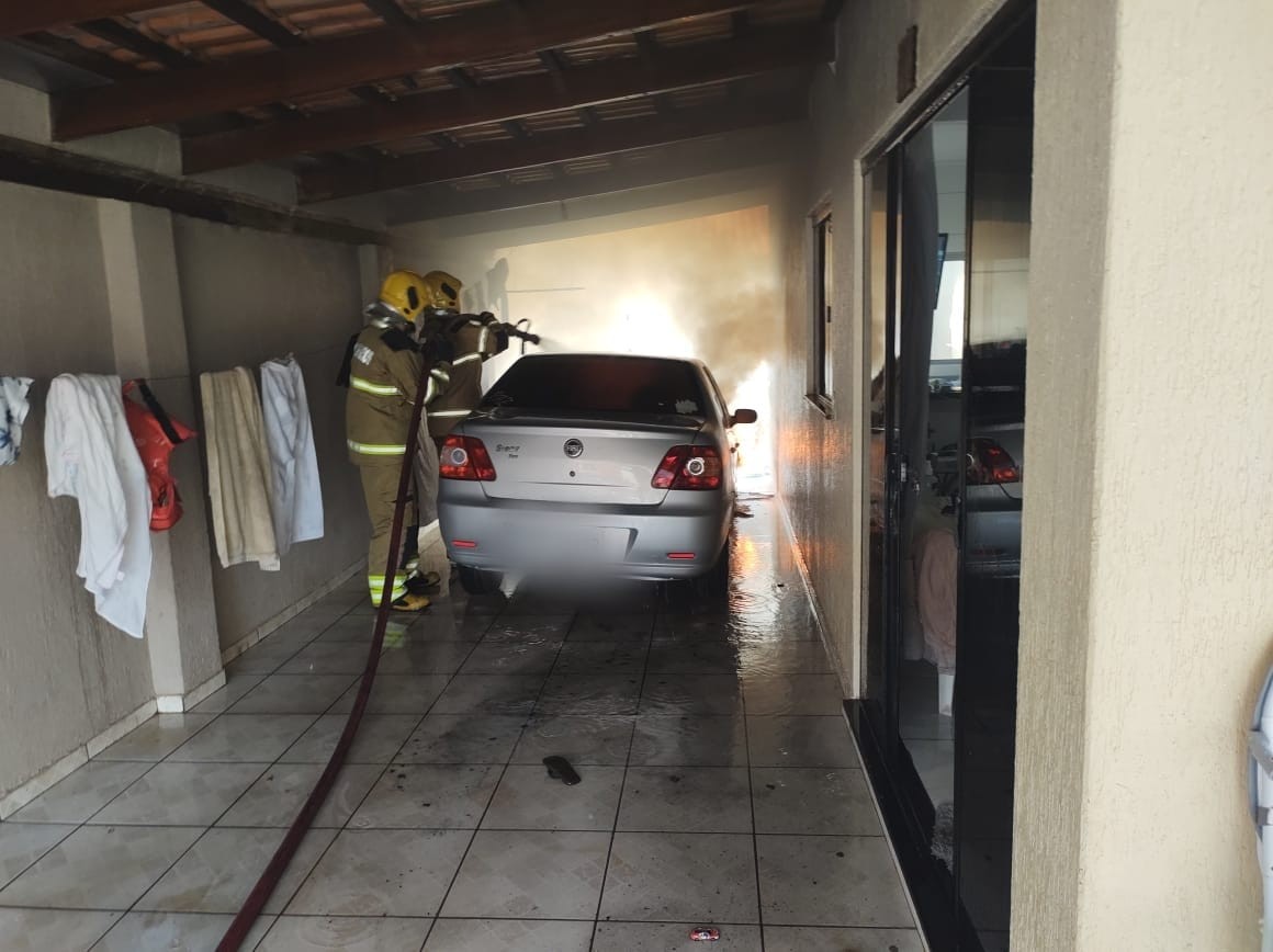 Carro estacionado na garagem de casa fica destruído após incêndio em Unaí