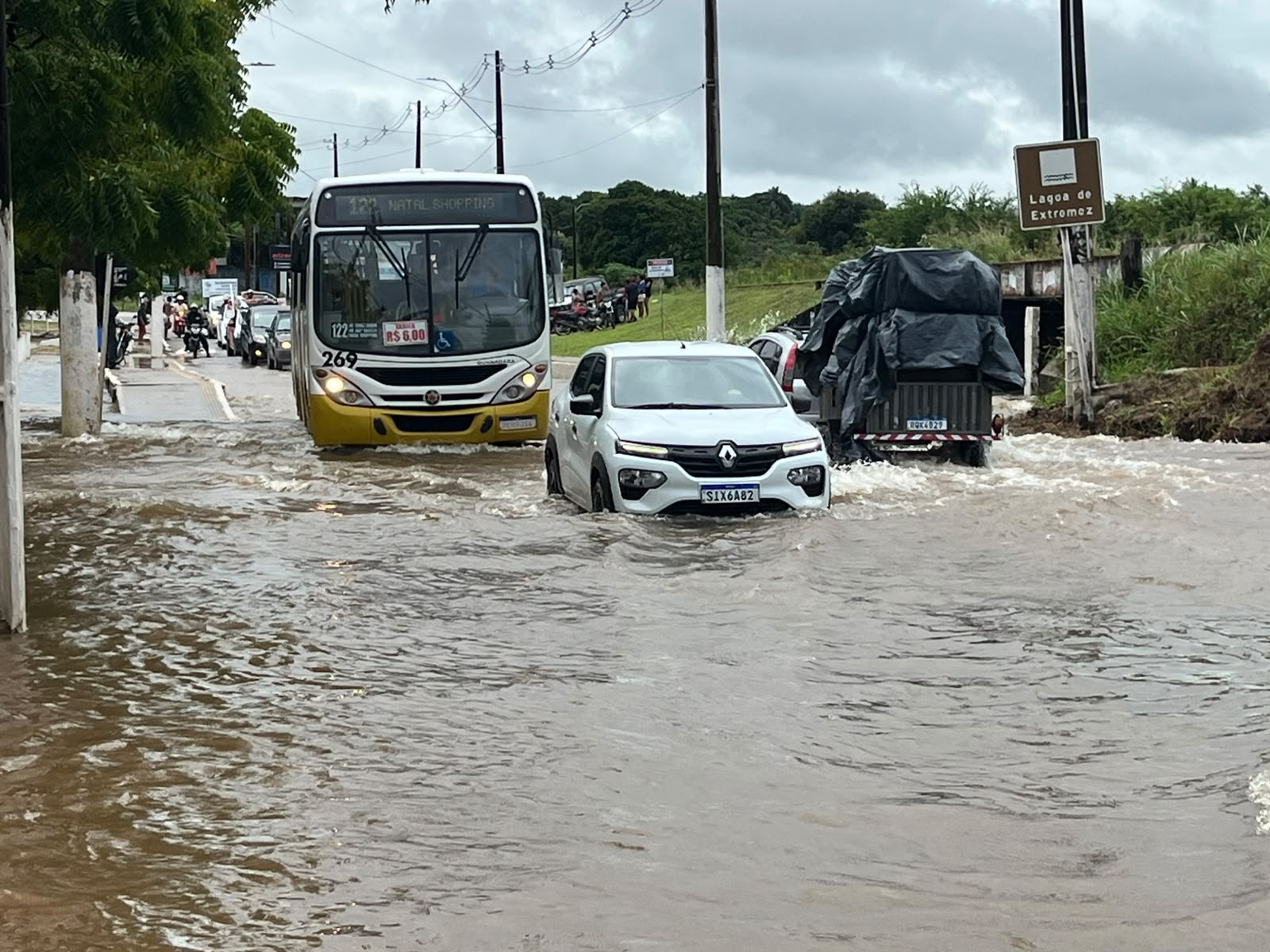 Lagoa de Extremoz volta a transbordar e água invade pista na Grande Natal
