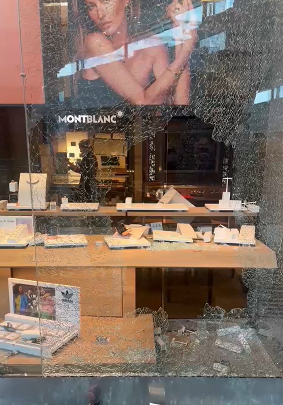 Vitrine de joalheira ficou destruída após assalto com tiros em shopping de Manaus. — Foto: Reprodução