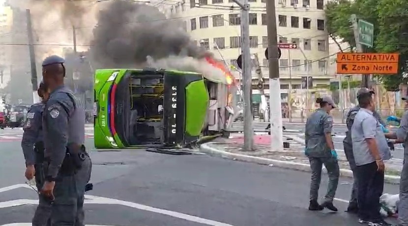 VÍDEO: ônibus capota, pega fogo e deixa três feridos no Centro de SP