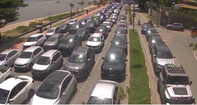 Fila para travessia de balsa entre Ilhabela e São Sebastião registra 1h30 de espera