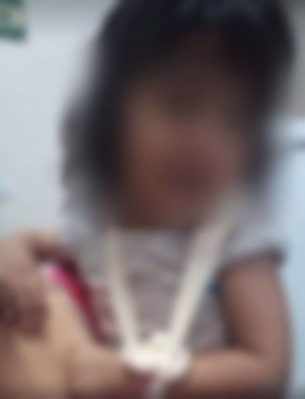 Menina autista de 2 anos quebra a clavícula em creche municipal de