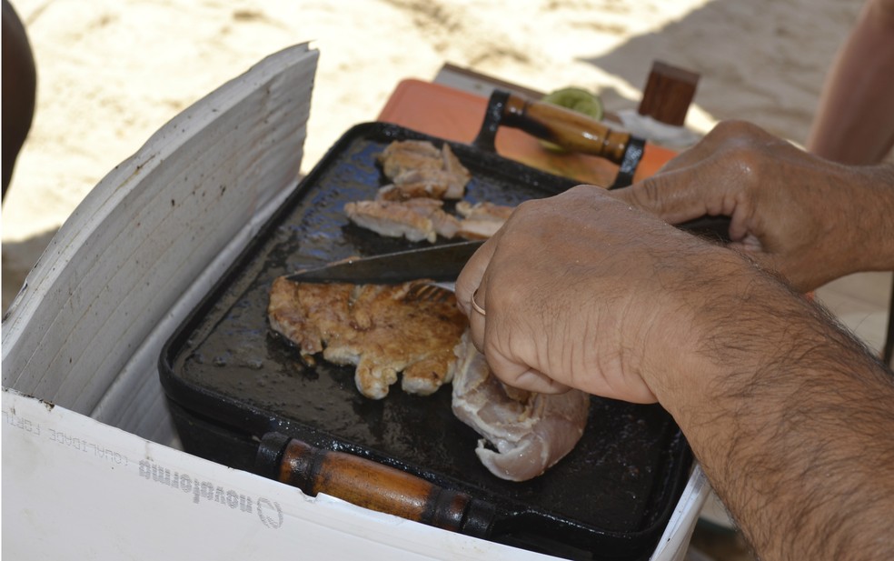 Churrasco na Praia do Morro, em Guarapari — Foto: Viviane Machado/G1/Arquivo 