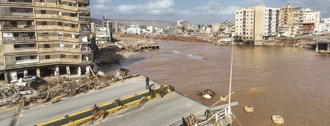 Uma visão geral da cidade de Derna nesta terça-feira, 12 de setembro de 2023. Tempestade mediterrânea Daniel causou inundações devastadoras na Líbia que romperam barragens e varreram bairros inteiros em várias cidades costeiras — Foto: AP Photo/Jamal Alkomaty